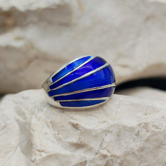 David Andersen zilveren ring met blauw email zijaanzicht op natuursteen