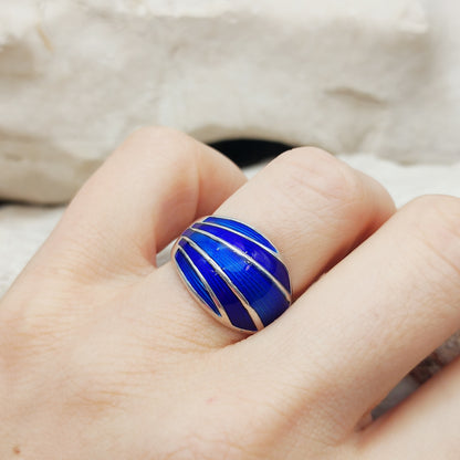 Bovenaanzicht David Andersen ring met blauw email in bolle vorm