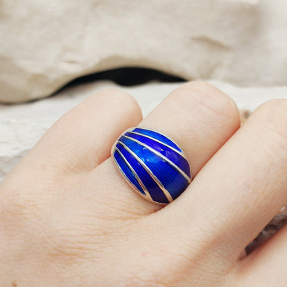 David Andersen ring gedragen aan de hand met blauw email
