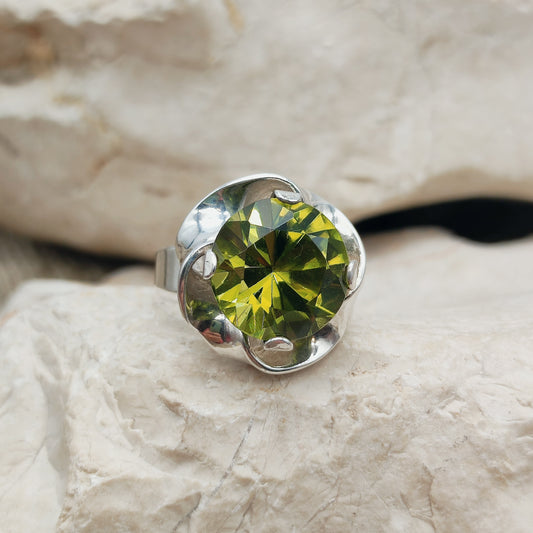 Zweedse Altom zilveren ring met grote ronde peridoot