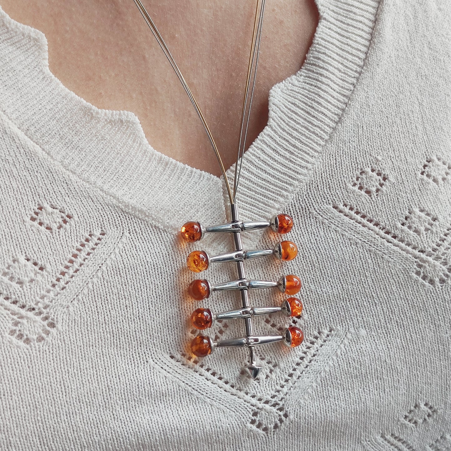 Zilveren kinetische hanger met stalen draad ketting