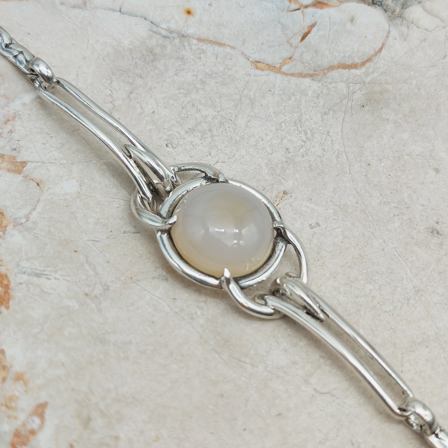 Strakke zilveren lijnen aan weerszijden van de steen