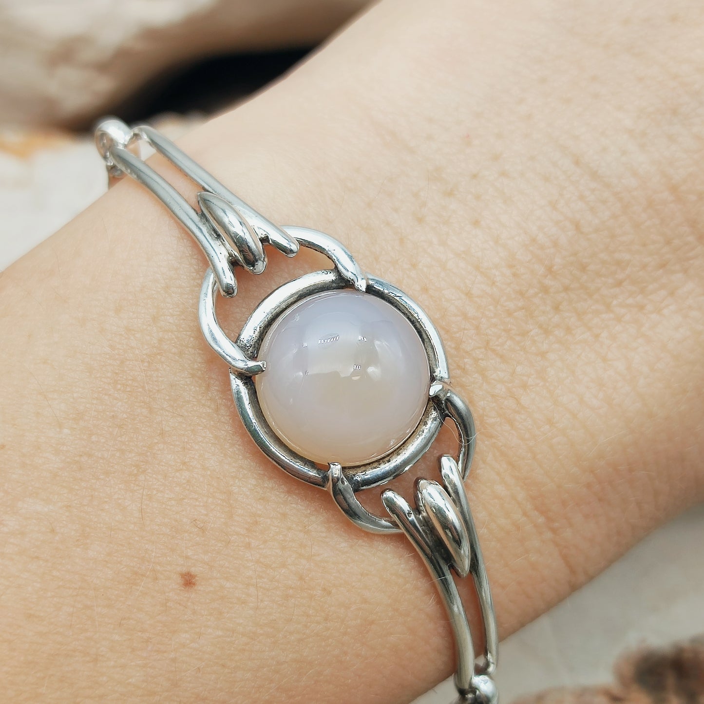 Armband gedragen om de pols