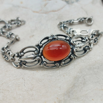 Detail van de cabochon geslepen carneool in zilveren zetting