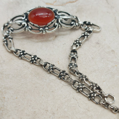 Opengewerkte zilveren schakels met decoratieve details