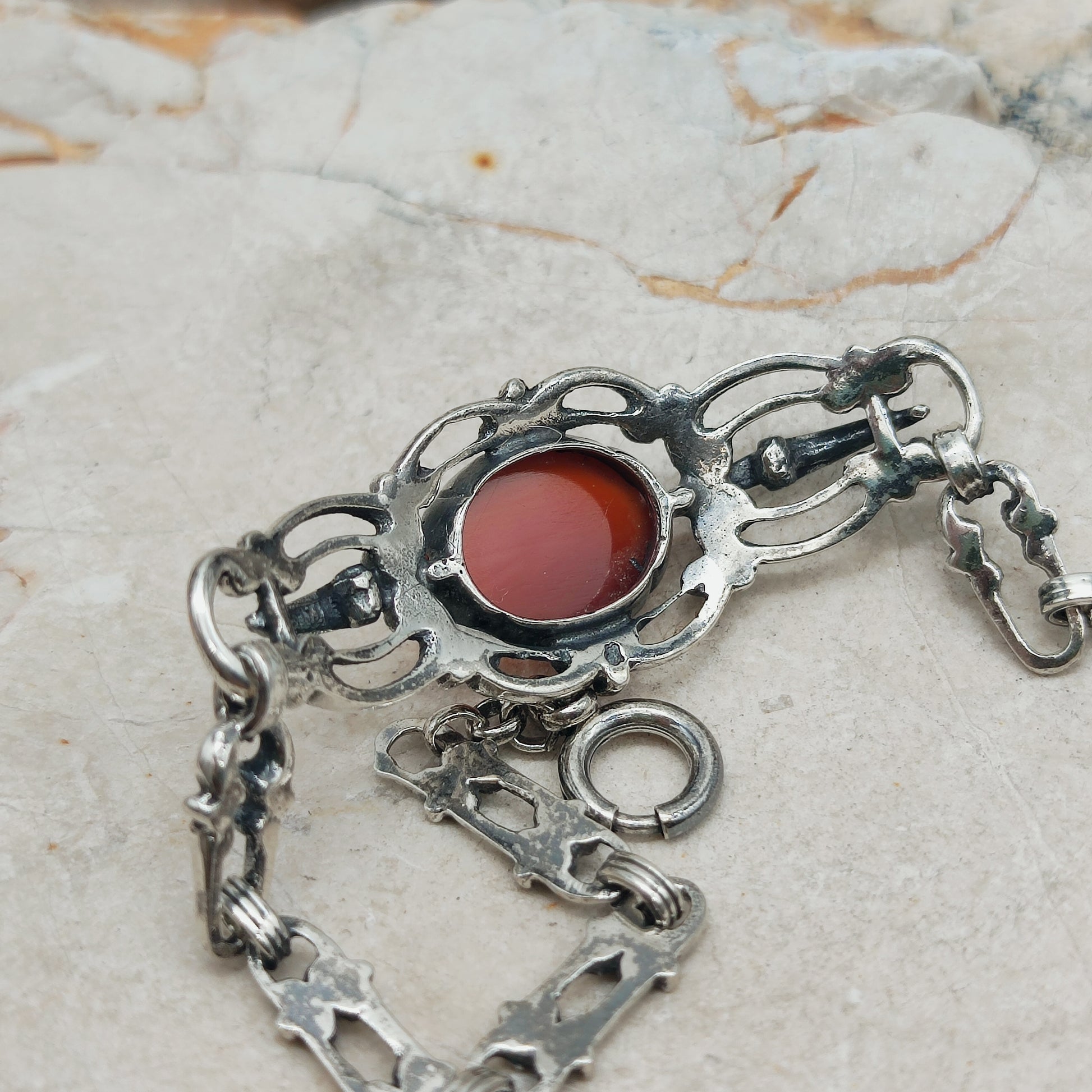 Achterzijde van de armband met zicht op zetting en schakels