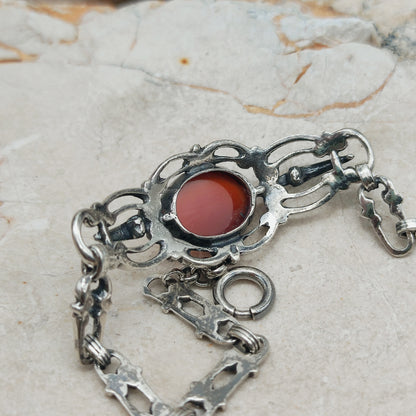 Achterzijde van de armband met zicht op zetting en schakels