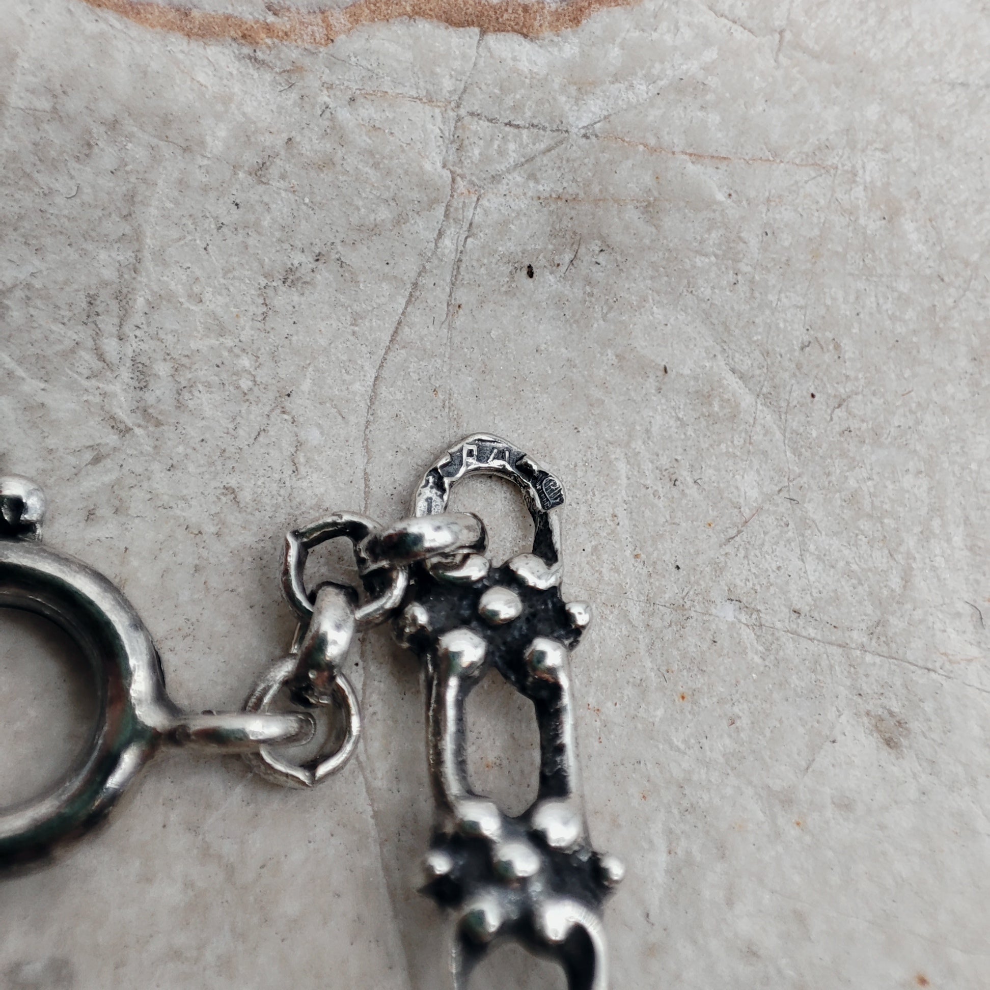 Detail van sluiting en keurmerken