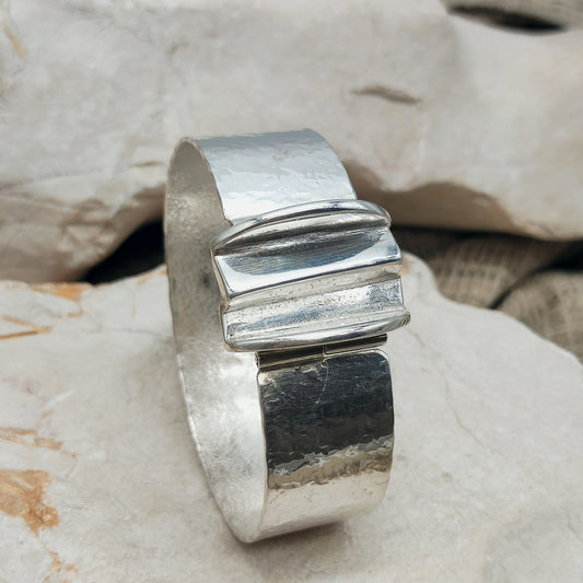 Vintage zilveren armband van Menno Meijer met verhoogd bovenelement