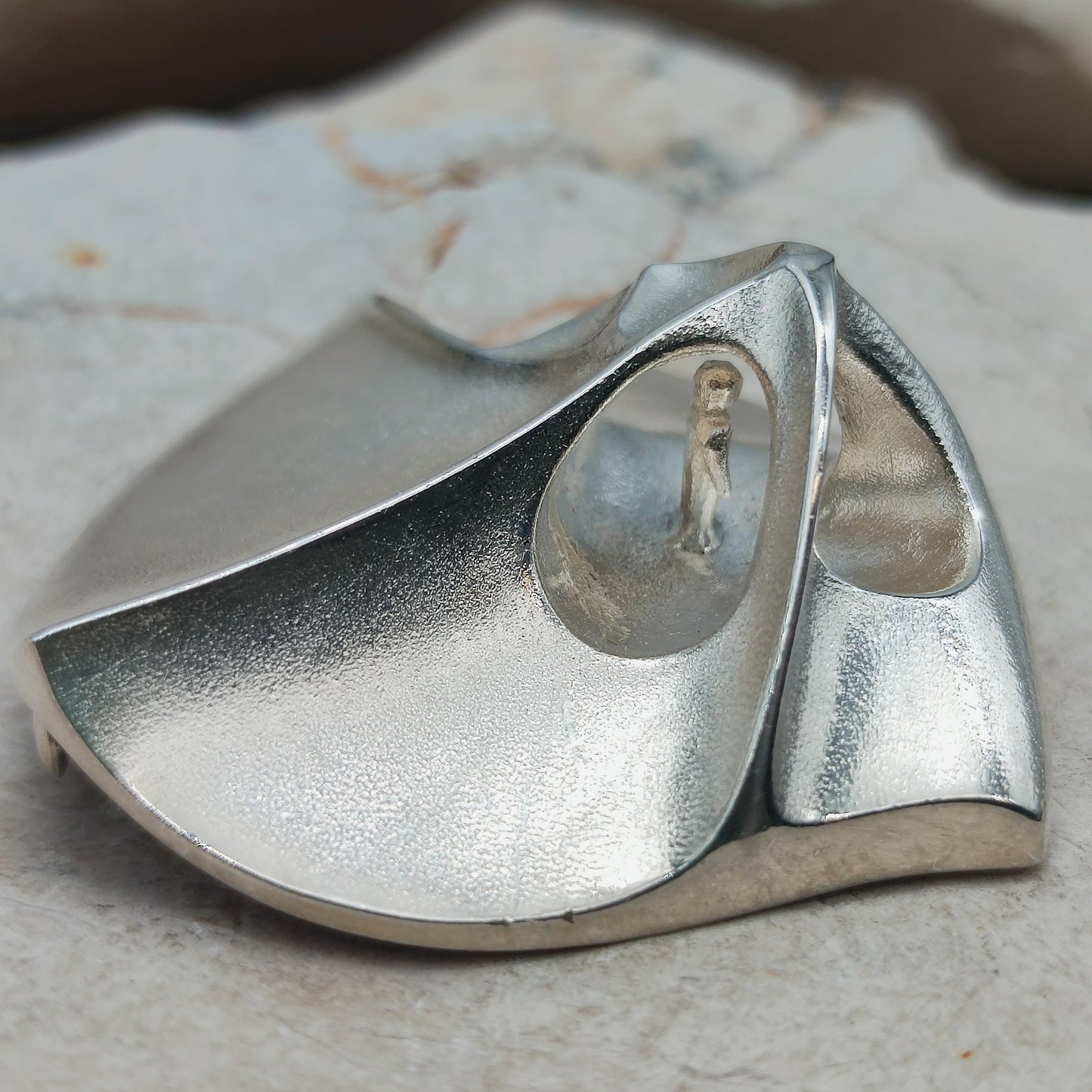 Detail van het centrale figuurtje in de Labyrinth broche