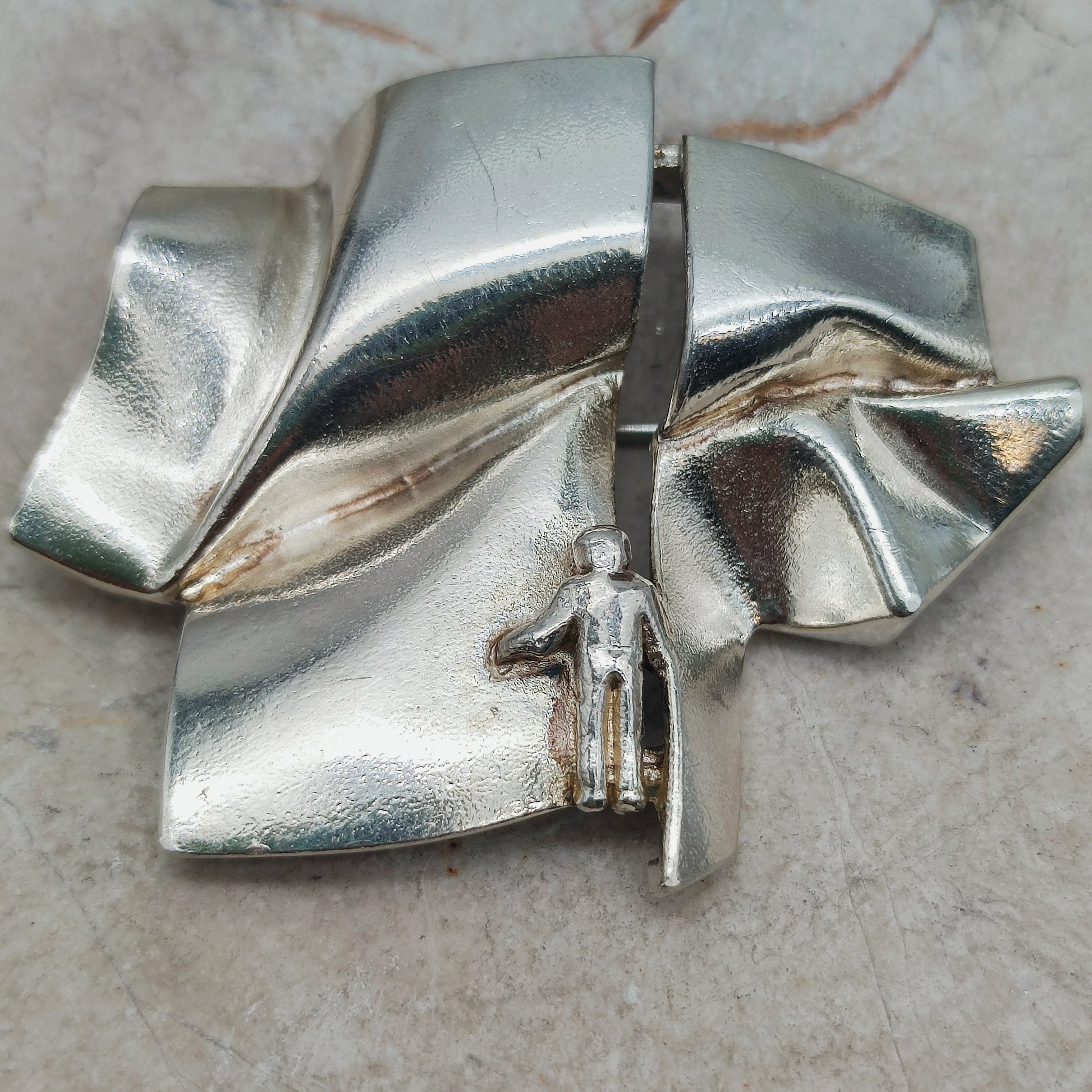 Detail van het figuurtje op Lapponia broche Stranger on Io