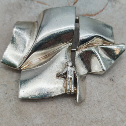 Detail van het figuurtje op Lapponia broche Stranger on Io