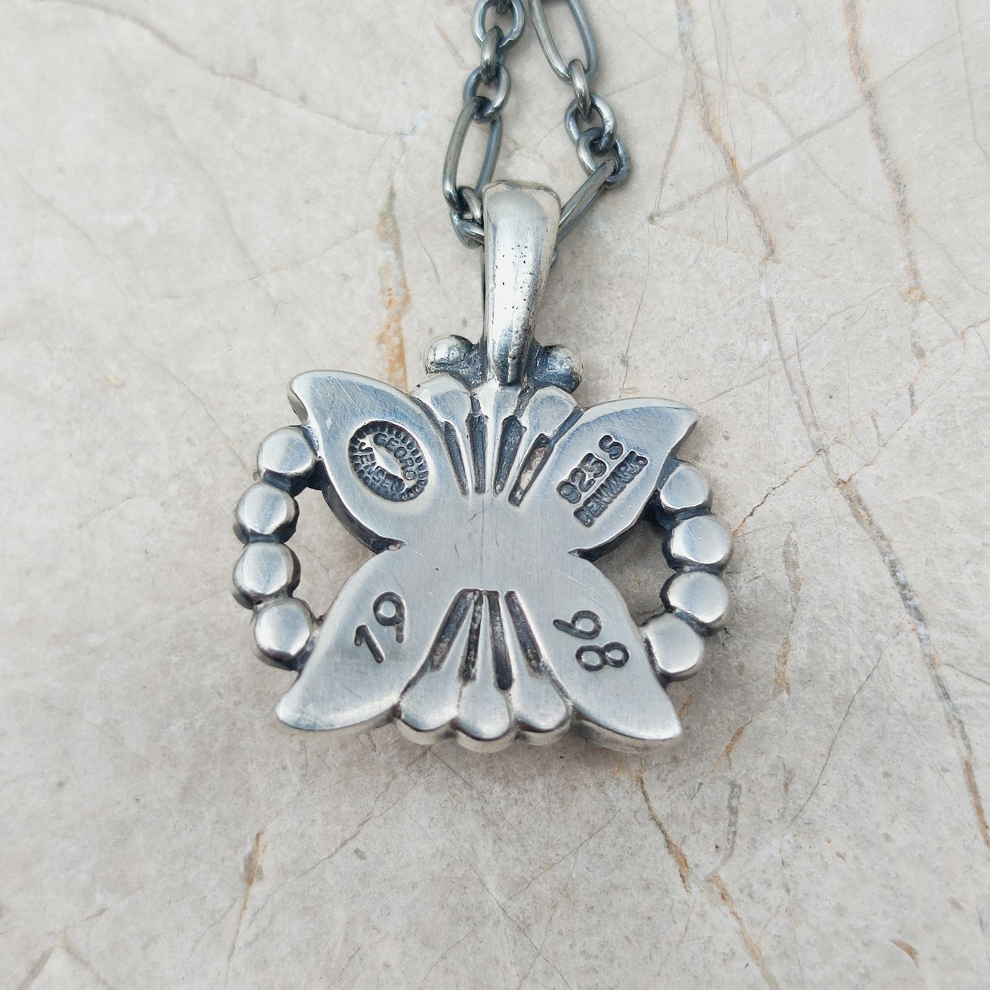 Achterzijde Georg Jensen hanger met keurmerken 925S Denmark 1998