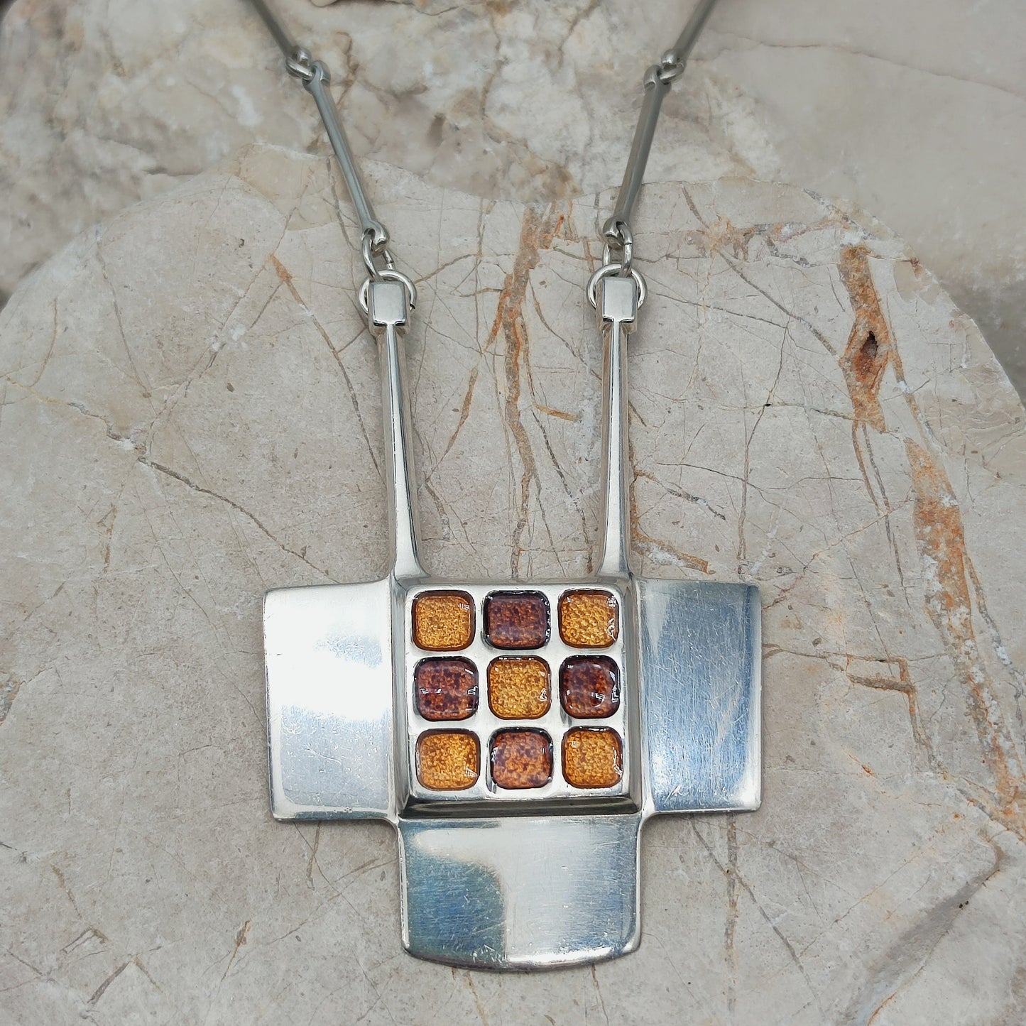 Vaste zilveren ketting van David Andersen met bruin emaille, ontwerp Bjørn Sigurd Østern, Noorwegen jaren 1960