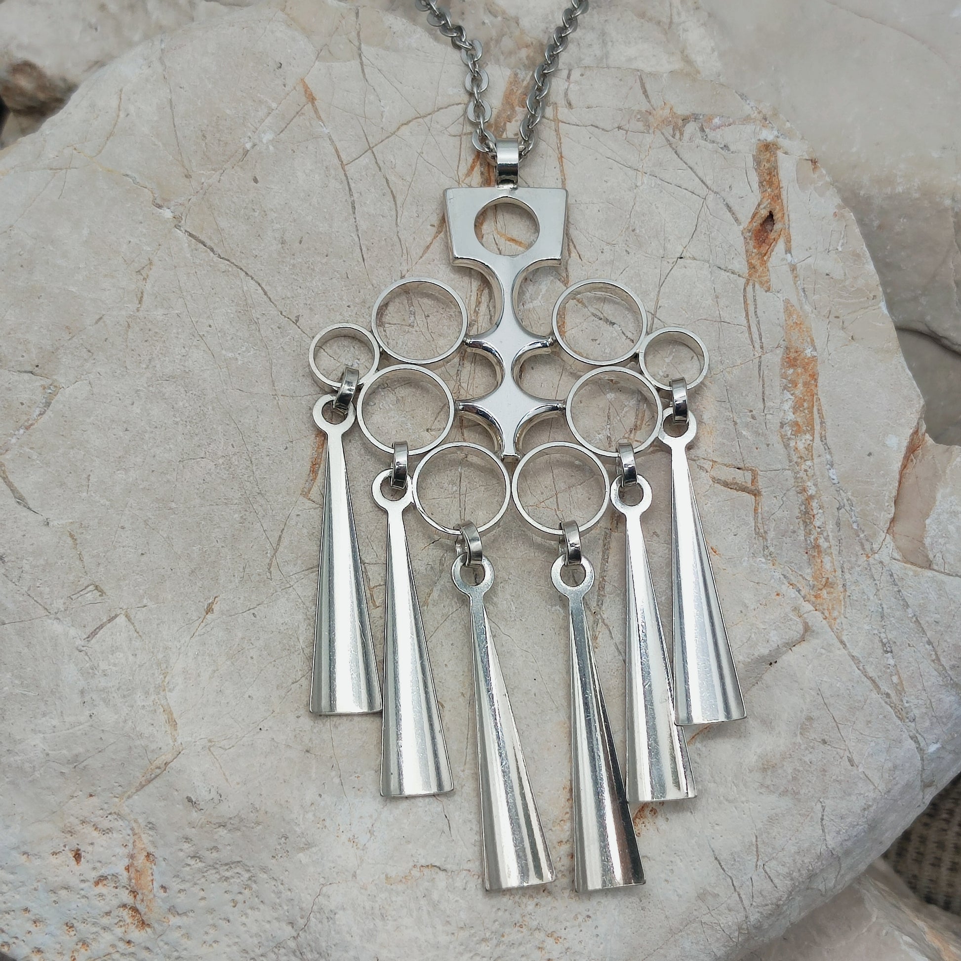 Grote modernistische zilveren hanger van David Andersen Noorwegen jaren 1960 aan platte ankerschakelketting