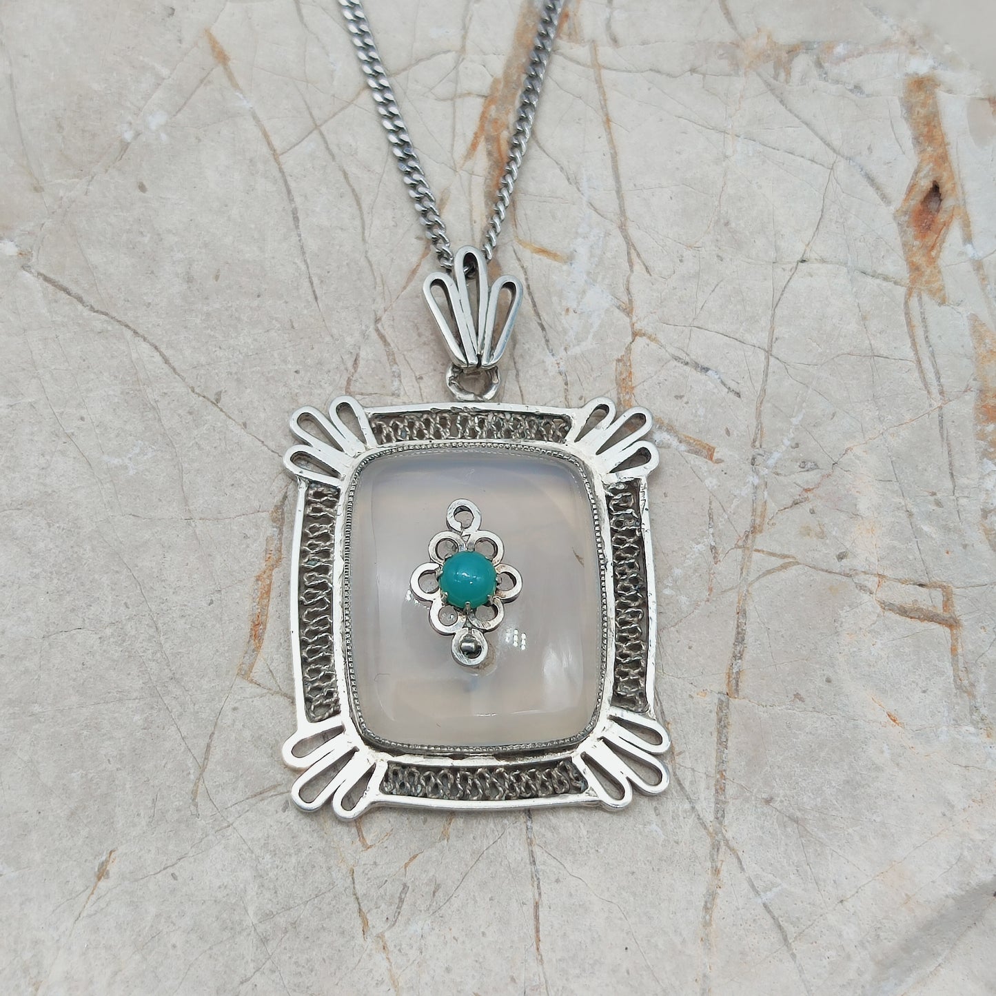 Vintage zilveren hanger met streepagaat en geometrische vormgeving