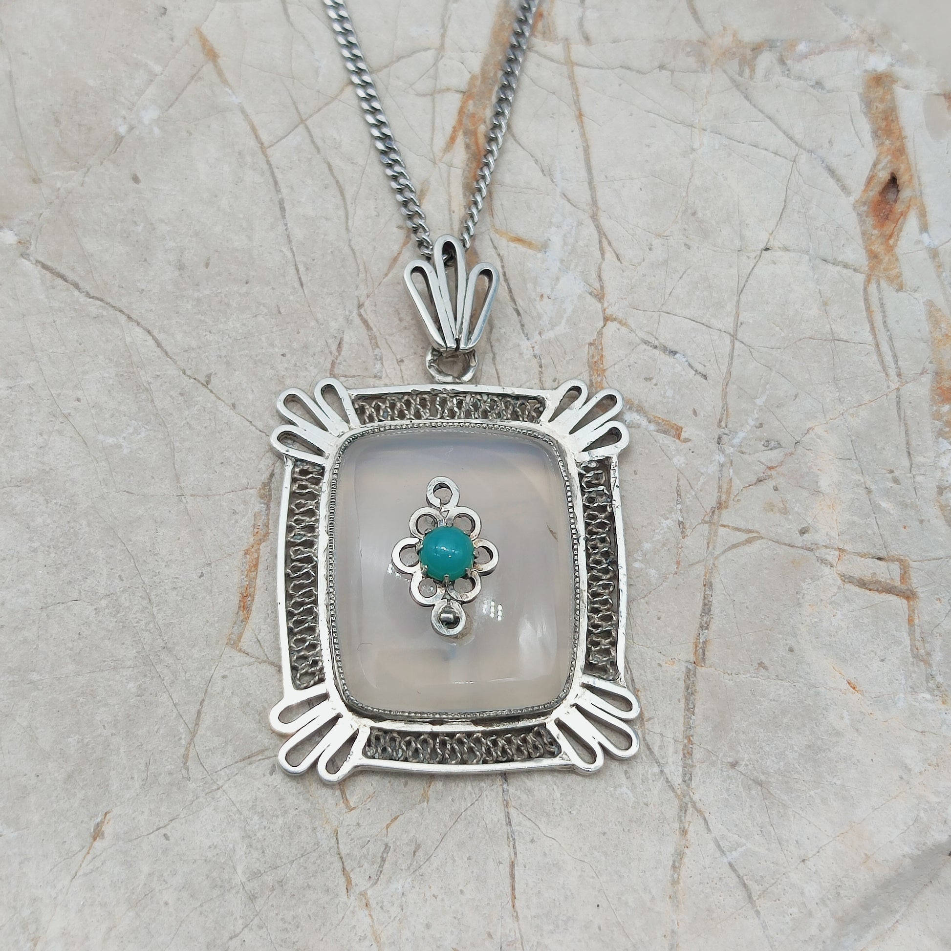 Vintage zilveren hanger met streepagaat en geometrische vormgeving