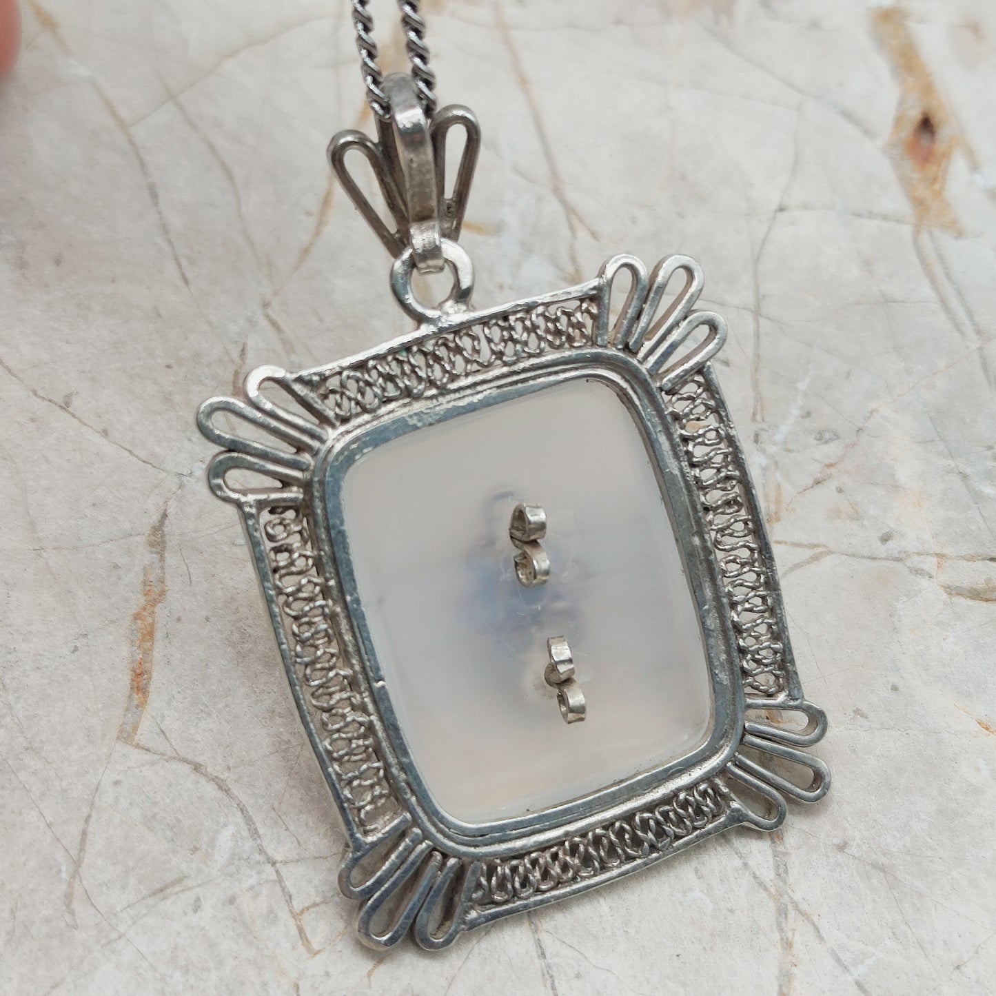 Detail streepagaat met doorboorde ornamentbevestiging