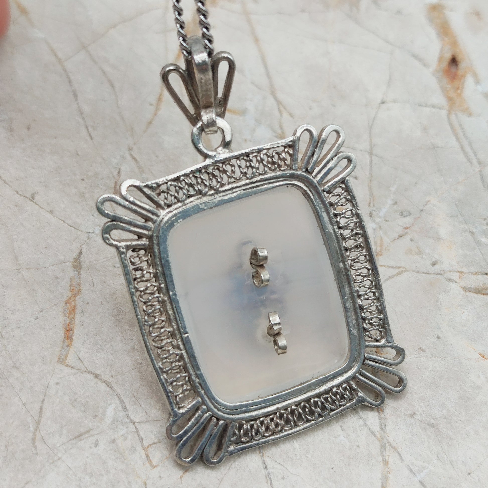 Detail streepagaat met doorboorde ornamentbevestiging