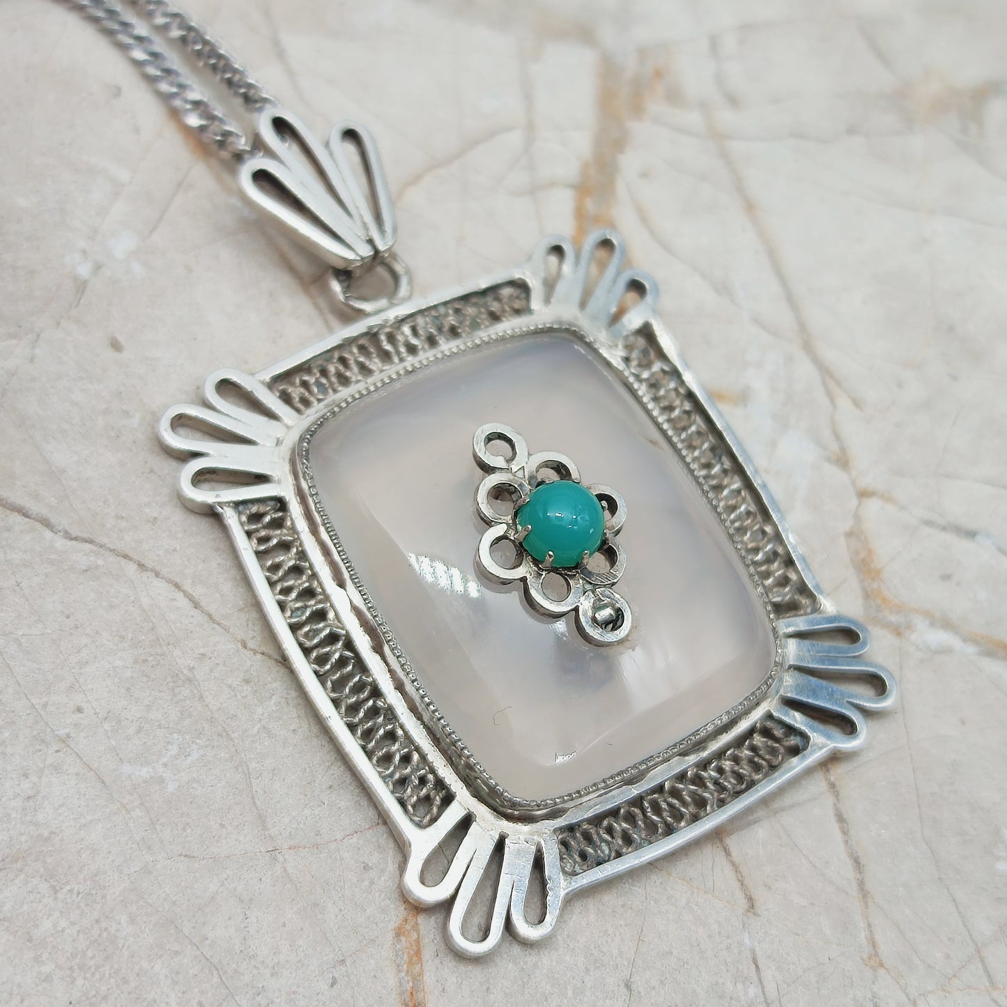 Detail streepagaat met doorboorde ornamentbevestiging