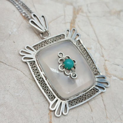 Detail streepagaat met doorboorde ornamentbevestiging