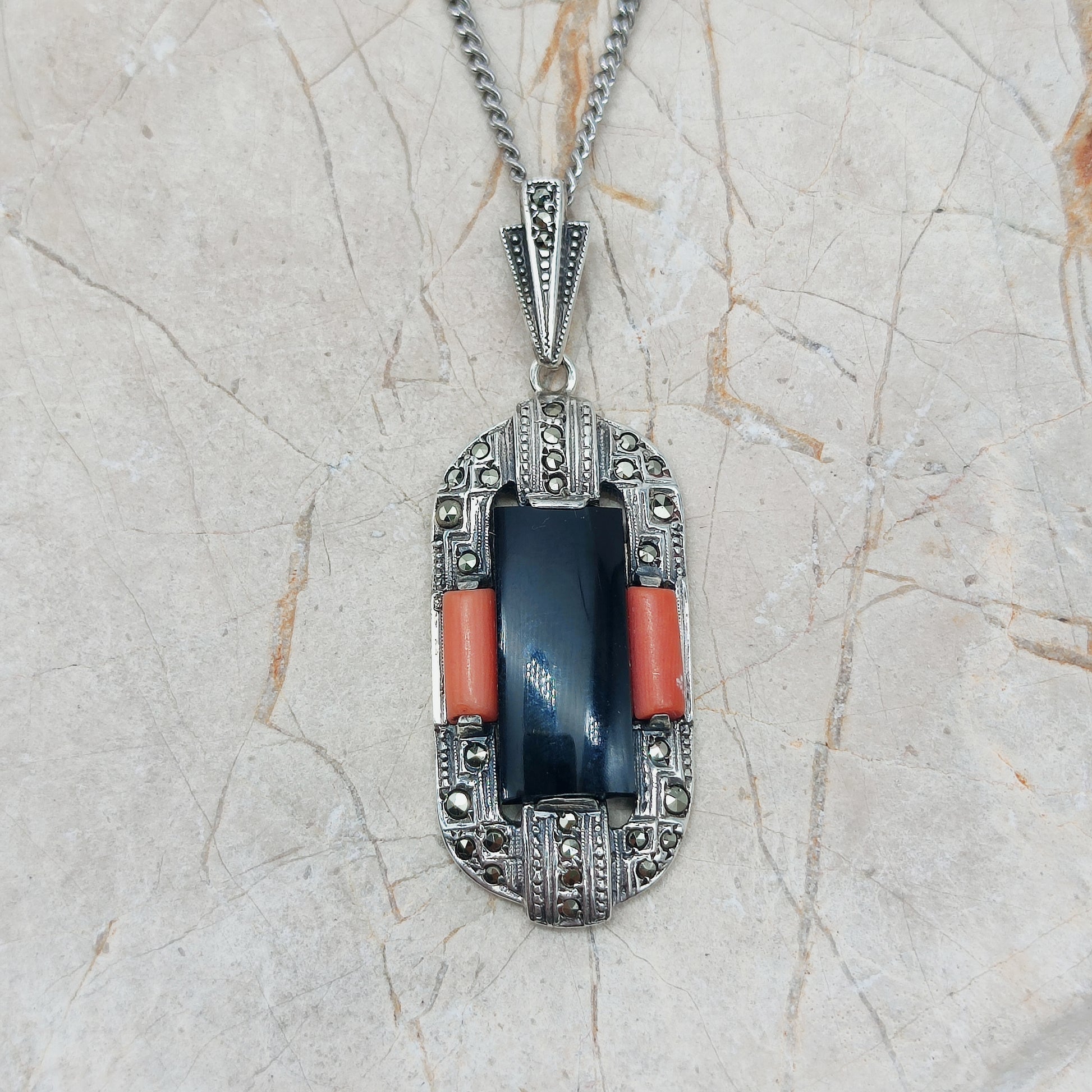 Zilveren Art Deco hanger jaren 30 met onyx en koraal