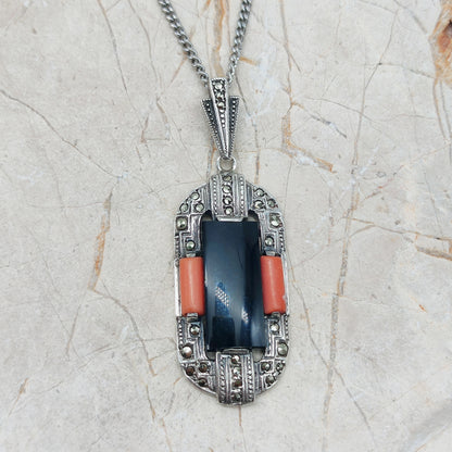 Art Deco hanger met onyx, bloedkoraal en marcasiet in zilver