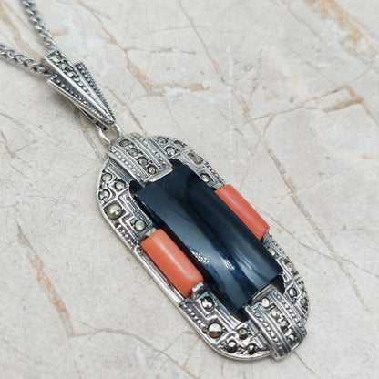 Detail Art Deco hanger met geometrische vormgeving en kleurcontrast