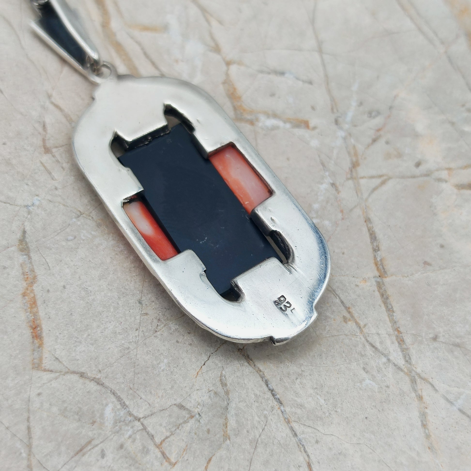 Achterzijde Art Deco hanger met 935 keurmerk 
