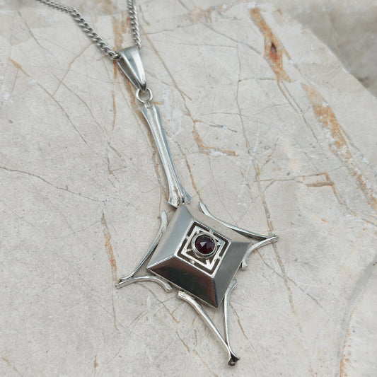 Zilveren hanger met geometrisch ontwerp en granaat, Nederlands werk jaren 70–80