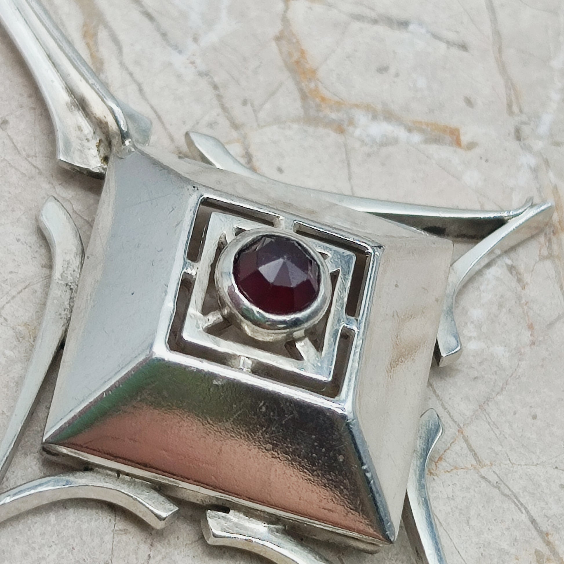 Zilveren hanger met geometrisch ontwerp en granaat, Nederlands werk jaren 70–80 Detail