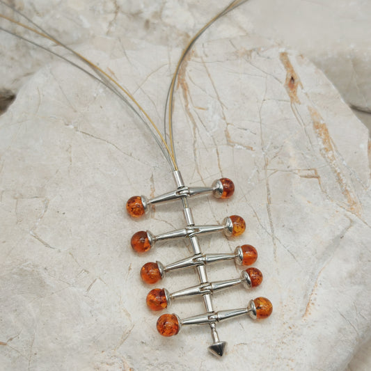 Modernistische kinetische ketting met amber bolletjes en zilver