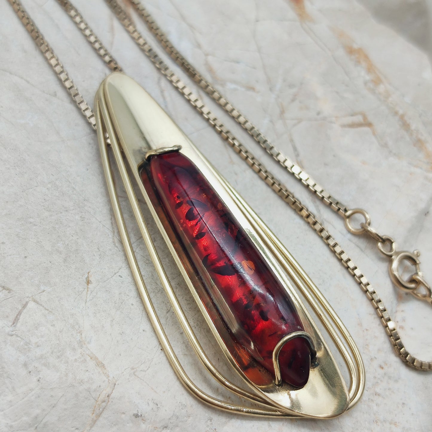 Jaren 60 barnsteen hanger met zilveren Venetiaanse ketting