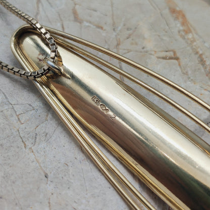 Achterzijde hanger met geïntegreerd hangeroog en Fischland viskeurmerk