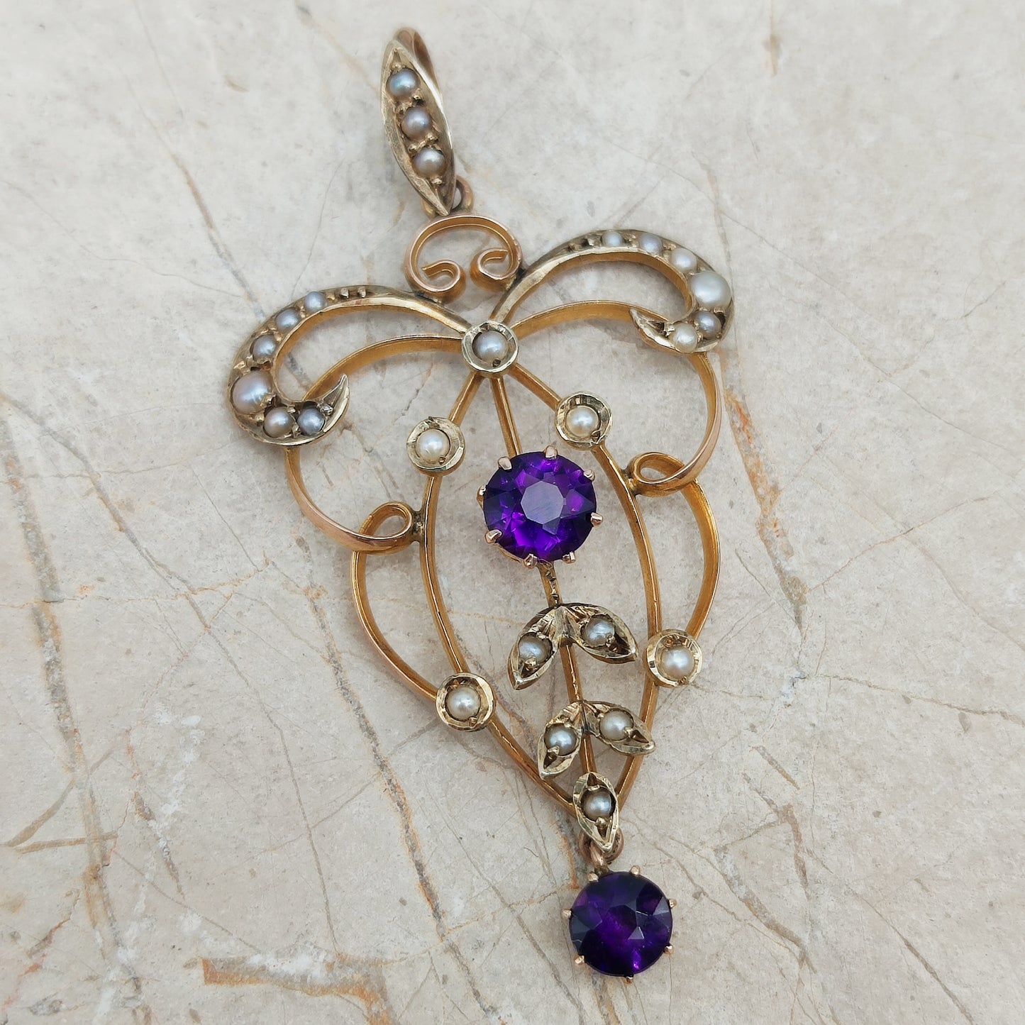 Edwardian lavaliere pendant in 9ct gold with amethysts and seed pearls, early 1900s.