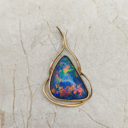 Vintage 9ct gold pendant set with colourful boulder opal doublet or triplet in sculptural wire design, 1970s.