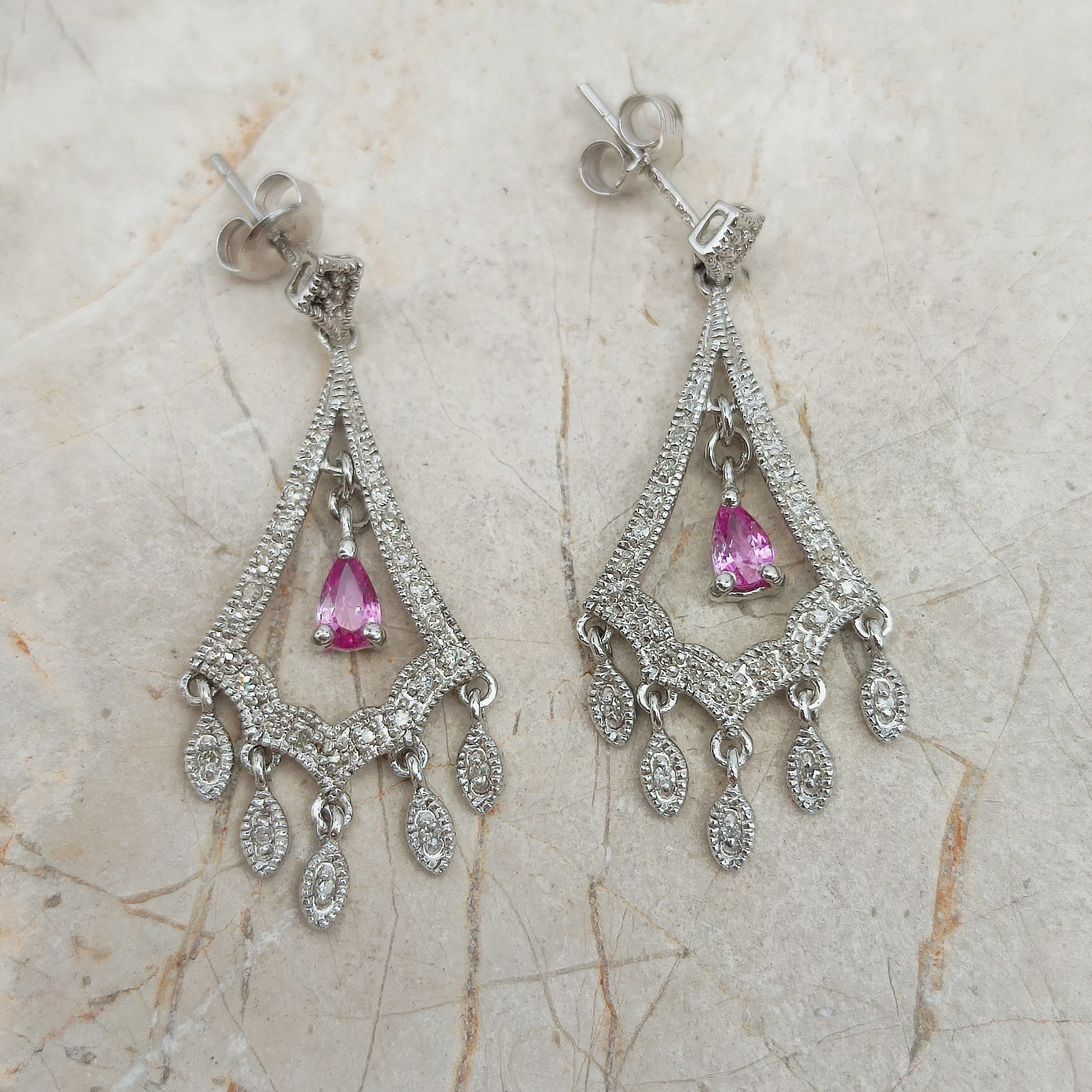 9 karaat witgouden oorbellen met diamant en roze saffier