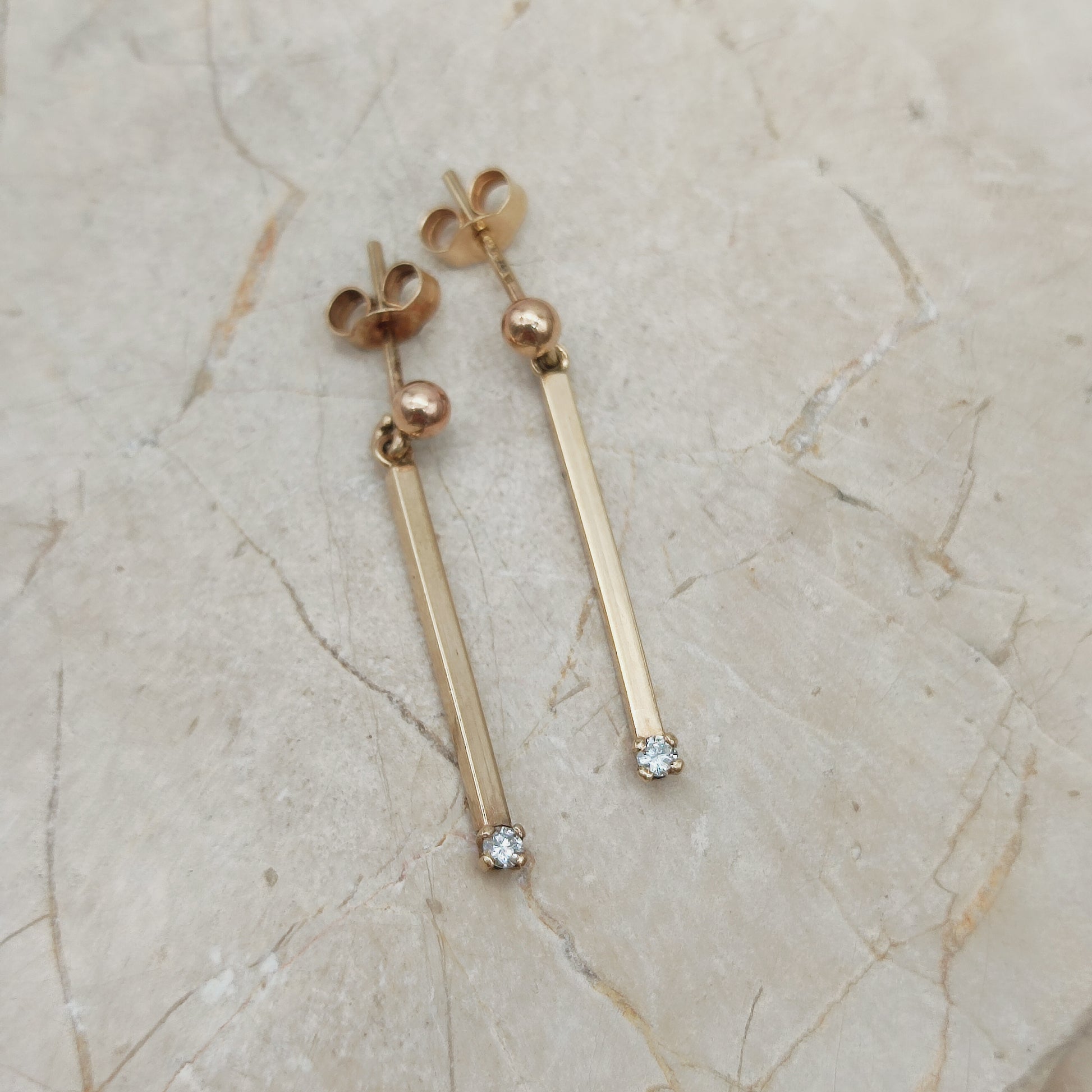 Vintage 9 karaat gouden oorbellen met diamant hangertje – Londen 1981