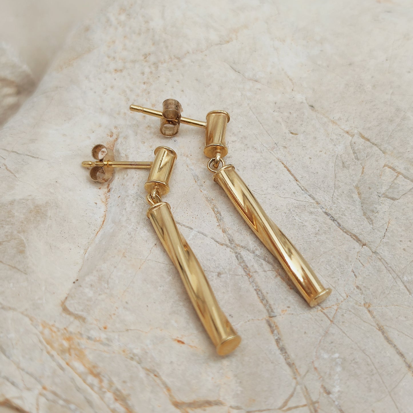 Close-up van vintage twisted gold drop earrings