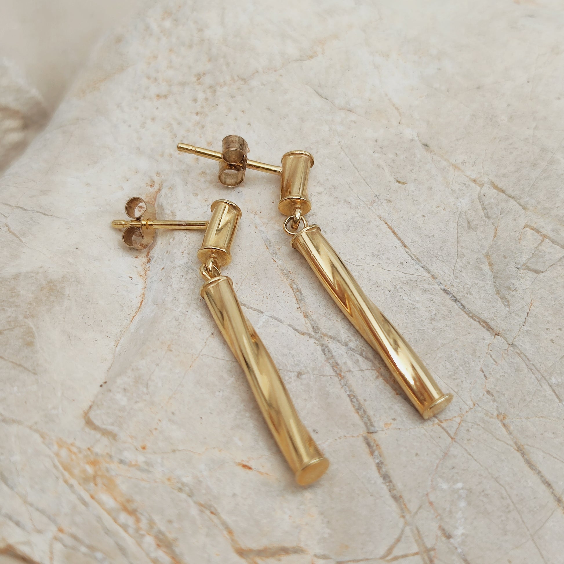 Close-up van vintage twisted gold drop earrings