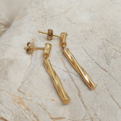 Close-up van vintage twisted gold drop earrings