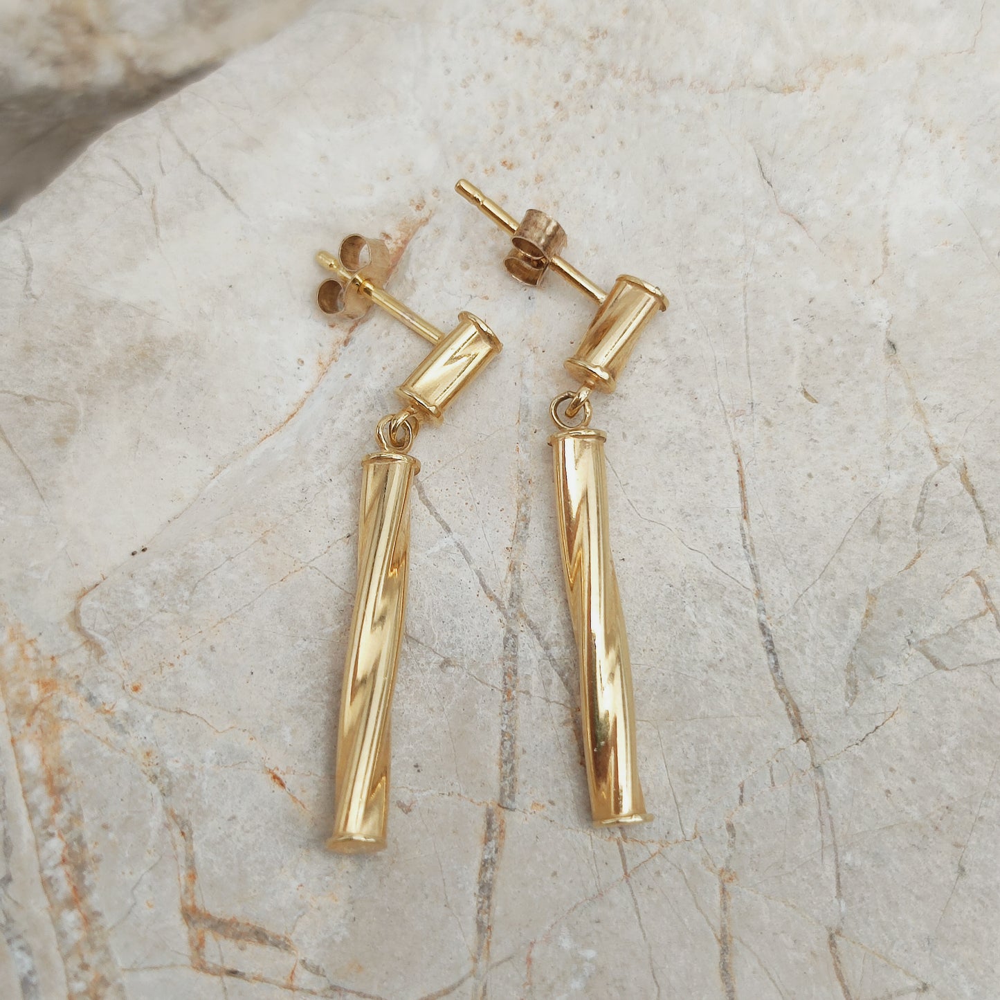 Vintage 9 karaat gouden oorbellen met getorste hanger