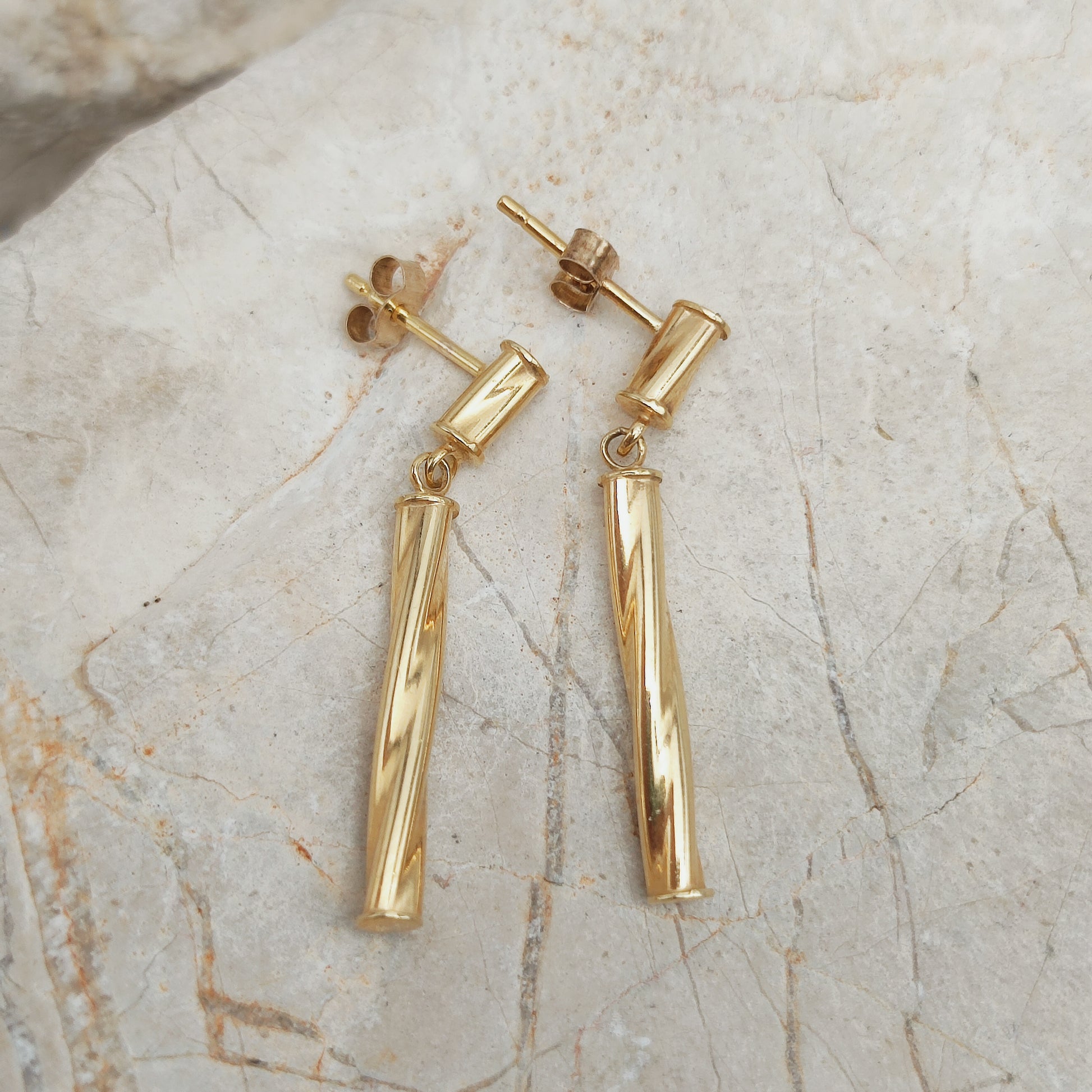 Vintage 9 karaat gouden oorbellen met getorste hanger