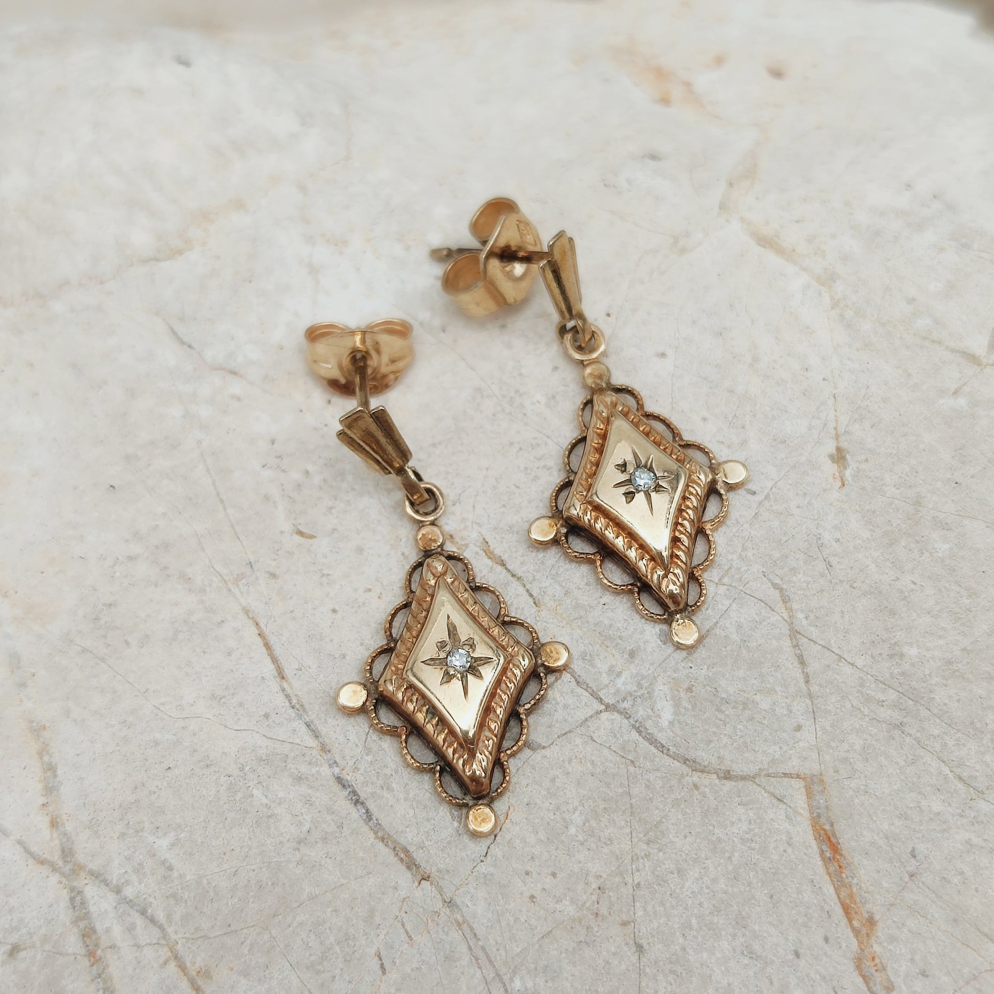 Ruitvormige antieke gouden oorbellen met kleine diamant
