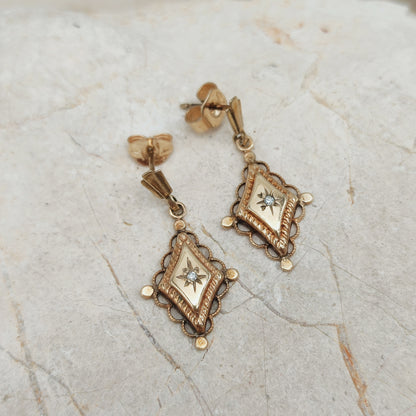 Ruitvormige antieke gouden oorbellen met kleine diamant