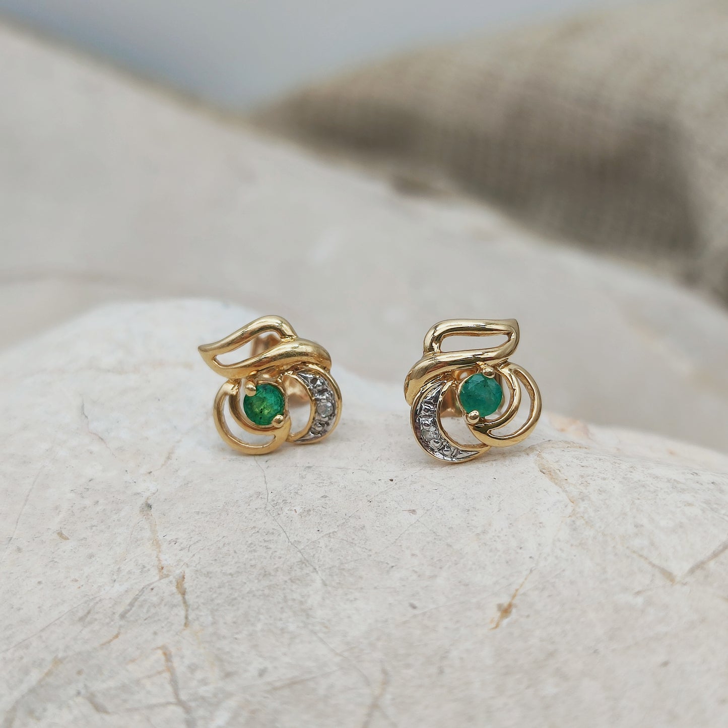 Close-up van vintage emerald and diamond stud earrings