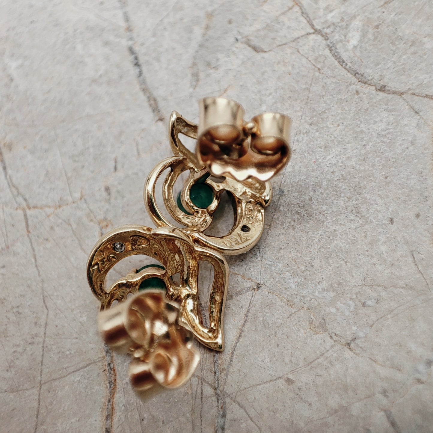 Achterzijde van vintage 18k gouden oorstekers met Franse keurmerken