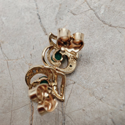 Achterzijde van vintage 18k gouden oorstekers met Franse keurmerken