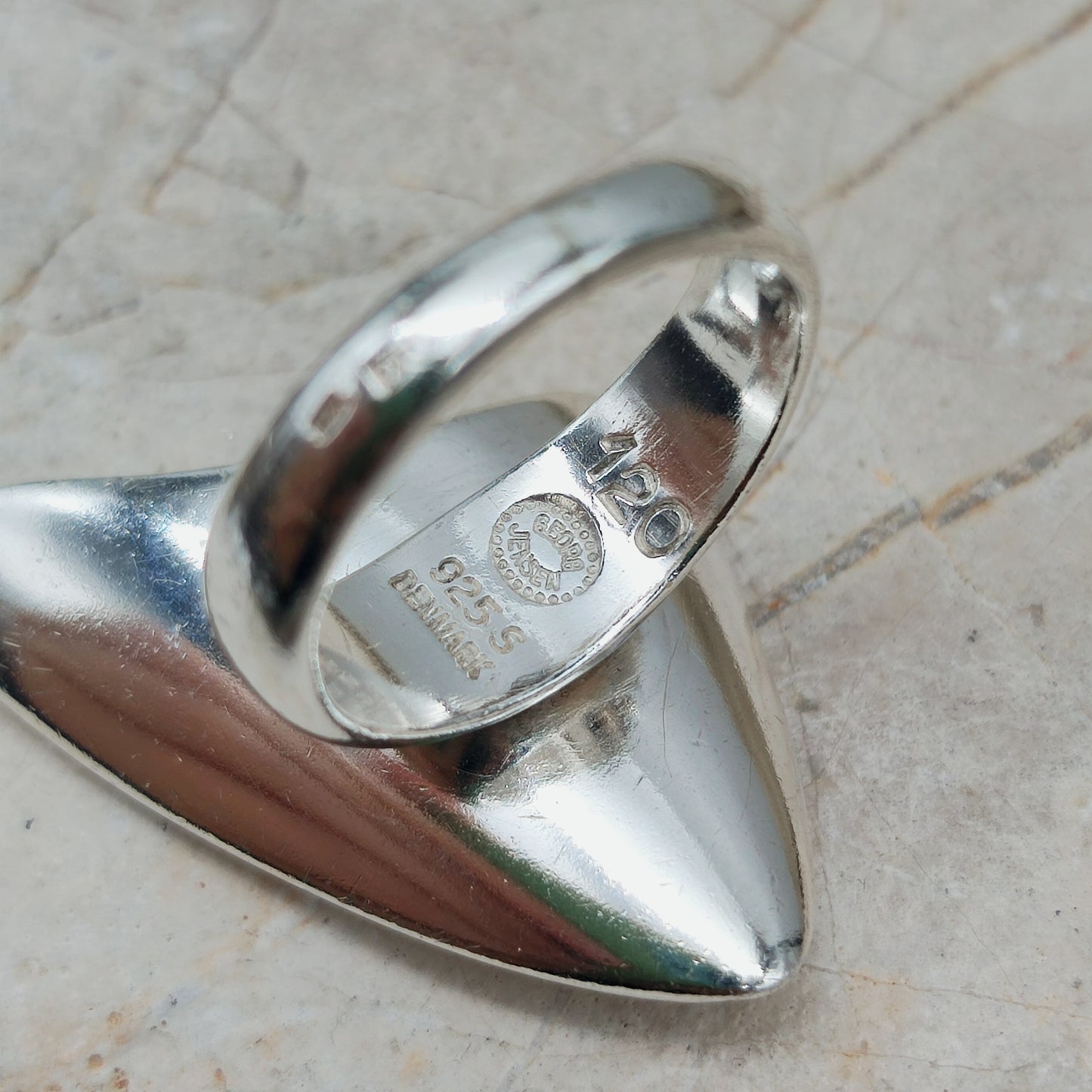 Detail van zilveren boemerang ring met keurmerken Georg Jensen 925 Denmark