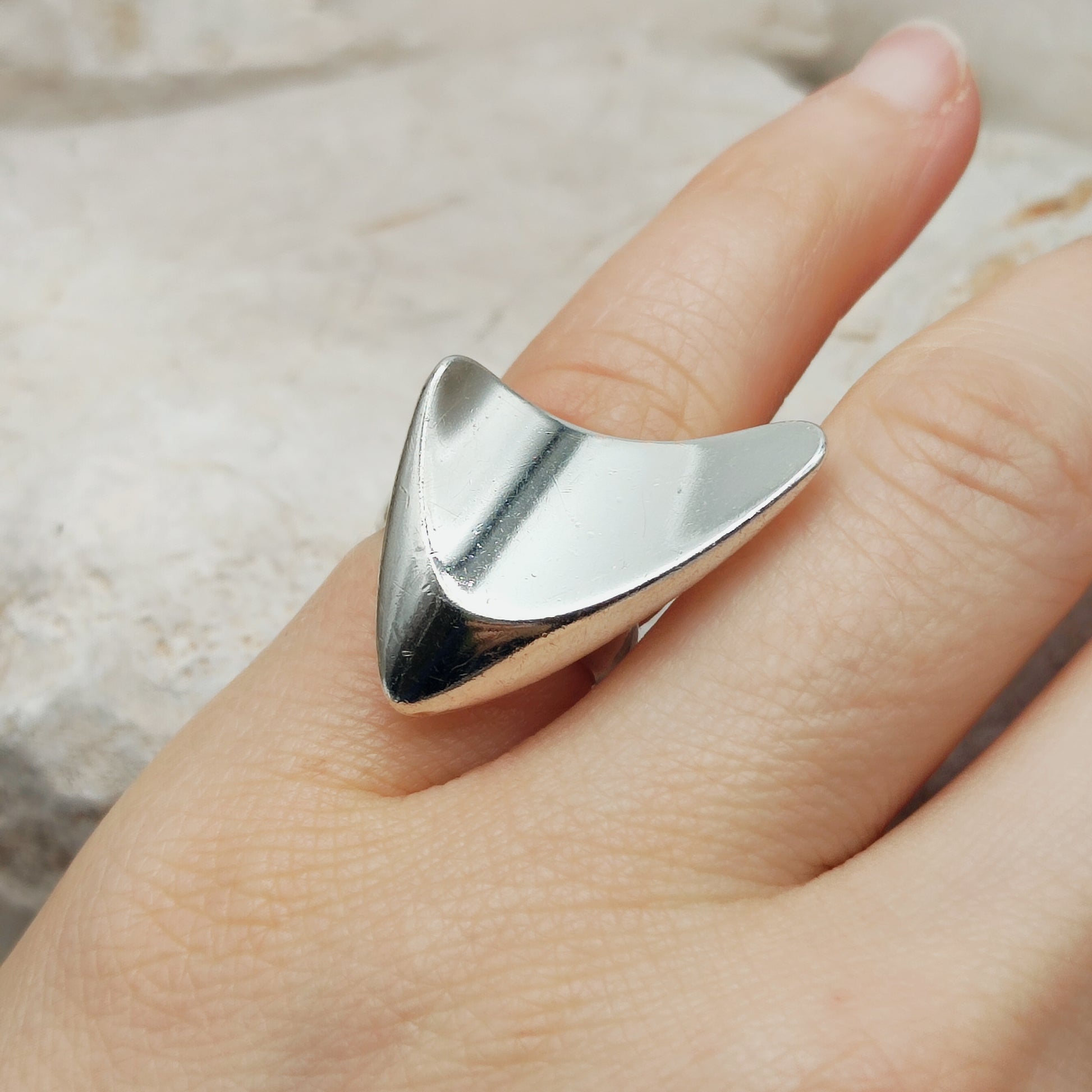 Georg Jensen ring gedragen aan hand boemerang ontwerp
